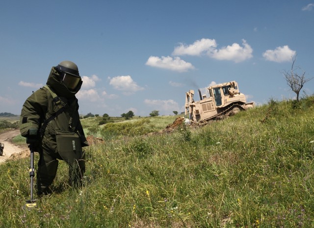 Acțiunea unei echipe EOD pentru cercetarea sectorului de drum - foto Cristian Surugiu