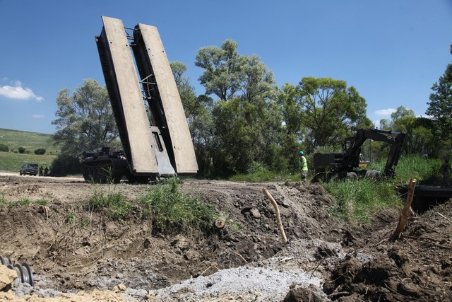 Instalarea podului de asalt mobil, pentru largirea culoarului de mobilitate a forțelor - foto Cristian Surugiu