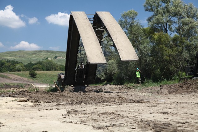 Instalarea podului de asalt mobil, pentru largirea culoarului de mobilitate a forțelor - foto Cristian Surugiu