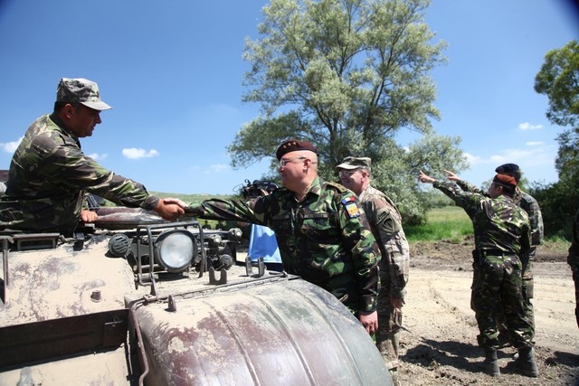 Generalul-locotenent Nicolae Ciuca ii felicita pe militarii care au executat lucrarile de amenajare - foto Cristian Surugiu