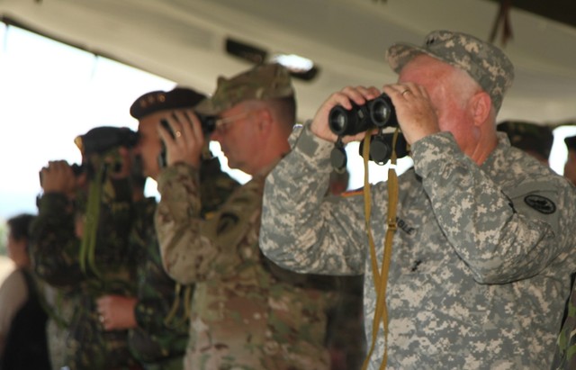 Invitatii urmaresc in teren acțiunea militarilor și a tehnicii pentru amenajarea sectorului de drum - foto Cristian Surugiu