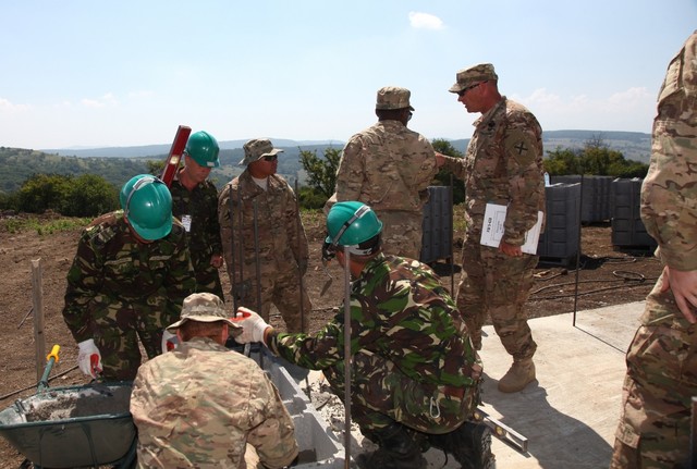 Militari romani și americani in punctele de lucru - foto Cristian Surugiu