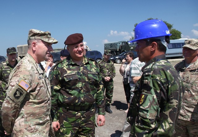 Oficialitațile discuta cu militarii romani și americani - foto Cristian Surugiu