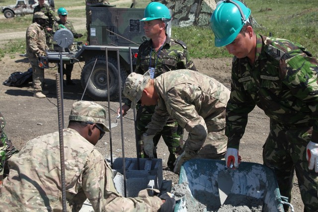 Militari romani și americani in punctele de lucru - foto Cristian Surugiu
