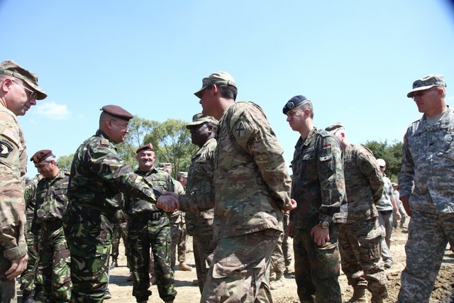 Oficialitațile discuta cu militarii romani și americani - foto Cristian Surugiu