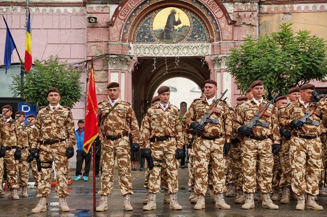 Ceremonie de plecare in Afganistan
a militarilor Batalionului 811 Infanterie „Dragonii Transilvani” - foto Valentin Ciobirca 