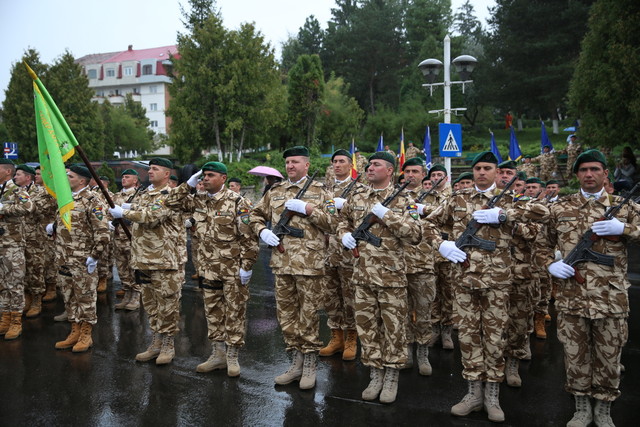 Aspect de la ceremonia de repatriere din Afganistan a militarilor Batalionului 33 Vanatori de Munte “Posada” - foto Valentin Ciobirca
