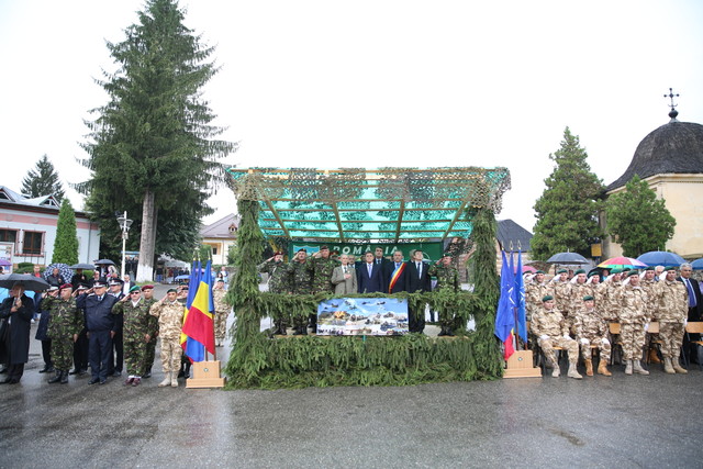 Aspect de la ceremonia de repatriere din Afganistan a militarilor Batalionului 33 Vanatori de Munte “Posada” - foto Valentin Ciobirca