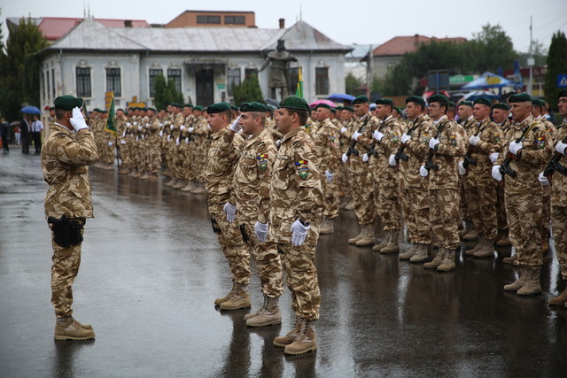 Aspect de la ceremonia de repatriere din Afganistan a militarilor Batalionului 33 Vanatori de Munte “Posada” - foto Valentin Ciobirca