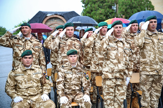 Aspect de la ceremonia de repatriere din Afganistan a militarilor Batalionului 33 Vanatori de Munte “Posada” - foto Valentin Ciobirca
