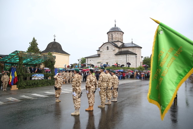 Aspect de la ceremonia de repatriere din Afganistan a militarilor Batalionului 33 Vanatori de Munte “Posada” - foto Valentin Ciobirca