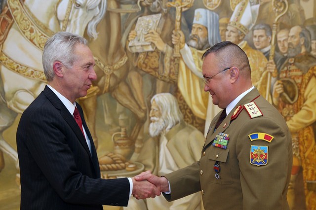 Intrevederea șefului SMG cu ambasadorul SUA la Bucuresti, Hans Klemm

foto Eugen Mihai