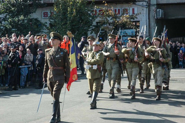 Defilare in uniforme de epoca - foto M.Ap.N.