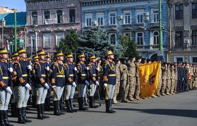 Militari participanti la ceremonia de la Arad - foto M.Ap.N.