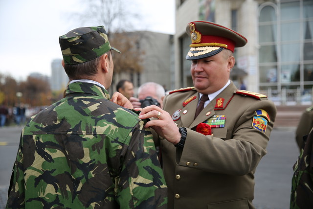 Ziua veteranilor - ceremonia organizata pentru a onora sacrificiul veteranilor teatrelor de operații, la Monumentul Eroilor cazuți in Teatrele de Operații si pe teritoriul Romaniei, din Parcul Tineretului

Foto: Anca Ciornei
