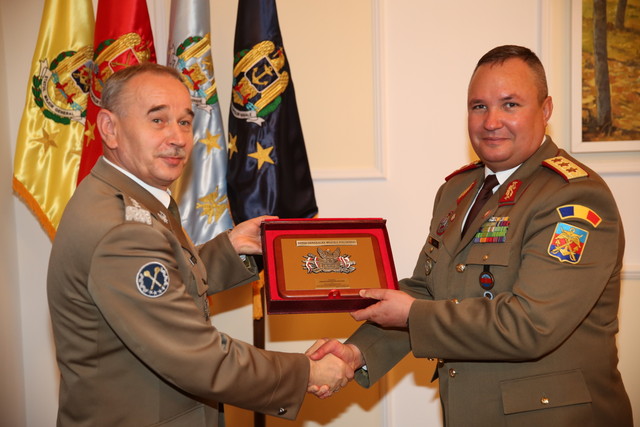 Aspect din timpul vizitei șefului Statului Major General al Republicii Polone

foto: Valentin Ciobirca