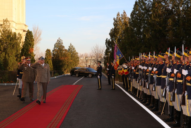 Aspect din timpul vizitei șefului Statului Major General al Republicii Polone

foto: Valentin Ciobirca