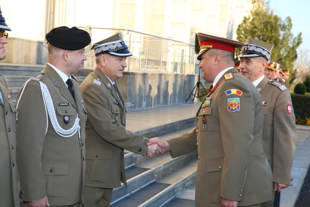 Aspect din timpul vizitei șefului Statului Major General al Republicii Polone

foto: Valentin Ciobirca