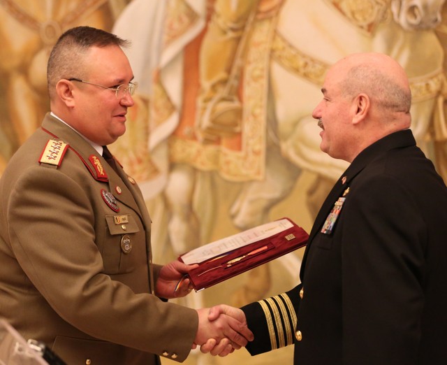 Ceremonia de acordare a Emblemei de onoare a SMG, comandorului (N) William Garren


Foto: Valentin Ciobirca
