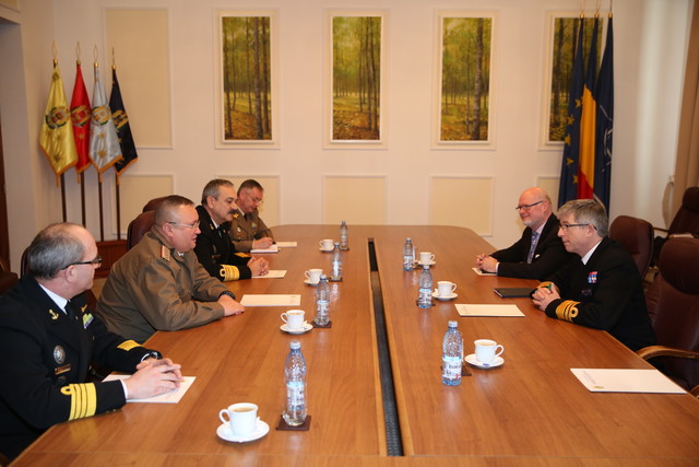 Intrevederea generalului Nicolae Ciuca, șeful Statului Major General, cu vice-amiralul Clive C. C. Johnstone, comandantul Componentei Aliate Maritime a NATO

foto: Valentin Ciobirca