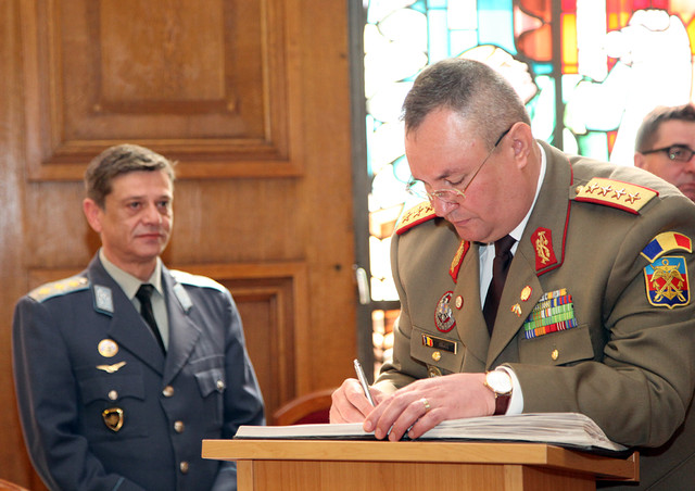 Generalul Ciuca semneaza in Cartea de onoare - foto MApN Bulgaria