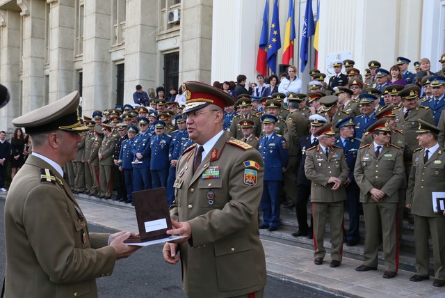 Ceremonie de trecere in rezerva a unor cadre militare din Statul Major General

Foto: Petrica Mihalache