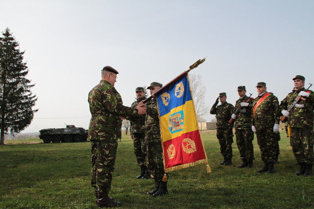 Colonelul Nicolae Ioan, preda șefului SMG Drapelul de lupta al unitații

Foto: Cristian Surugiu