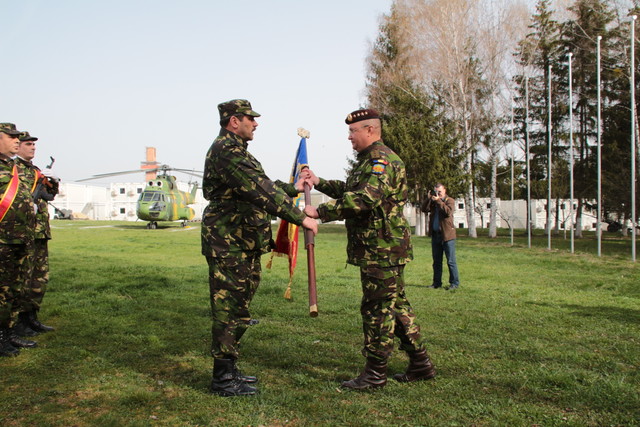 Șefului SMG preda colonelului Ilie Baciu Drapelul de lupta al unitații

Foto: Cristian Surugiu