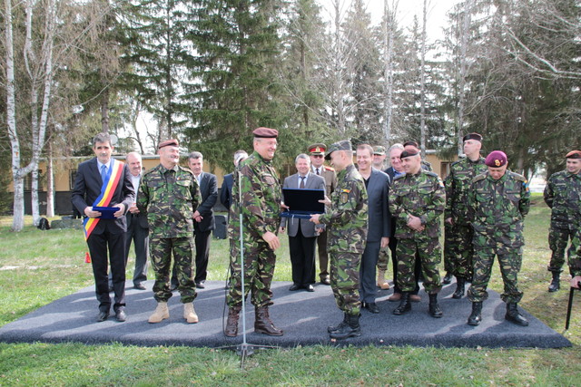 Șeful SMG, generalul Nicolae Ciuca, acorda placheta de onoare a Statului Major General, colonelului Nicolae Ioan

Foto: Cristian Surugiu