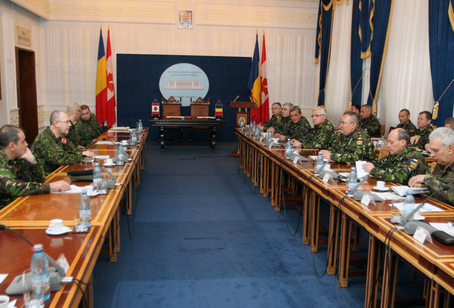 Discuții ale delegației canadiene cu specialiști din Statul Major General

foto Eugen Mihai
