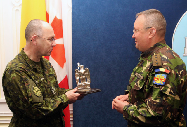 Schimb de cadouri oficiale intre generalul Nicoale Ciuca și generalul-locotenent Stephen Bowes

foto Eugen Mihai
