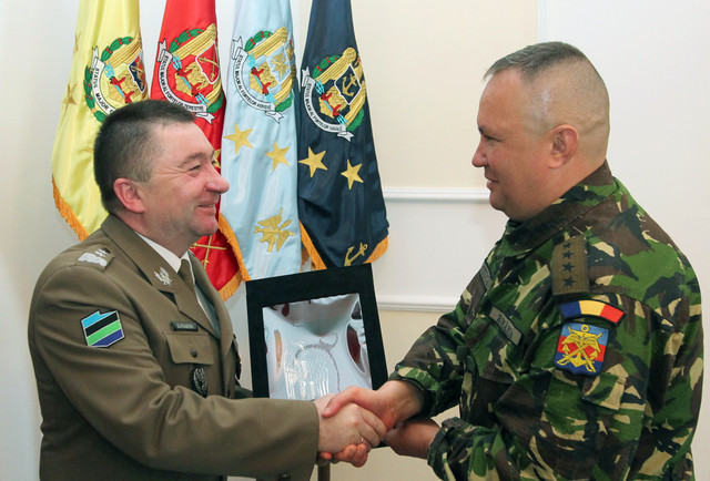 Intrevederea șefului Statului Major General cu Inspectorul Forțelor Terestre din Republica Polona
Schimb de cadouri oficiale
Foto: Eugen Mihai
