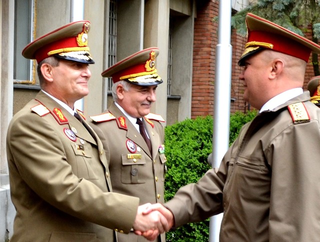 Șeful SMG il felicita pe generalul de brigada Irina, cu ocazia trecerii in rezerva
Foto: Toni Ene
