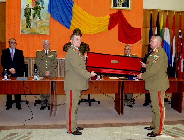 Generalul Ciuca, șeful SMG, ii inmaneaza sabia cu inscrisuri gravate, model „Stefan cel Mare”, in semn de recunostinta pentru intreaga cariera militara

Foto: Toni Ene
