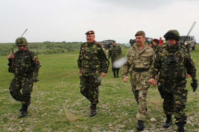 Generalul Nicolae Ciuca, seful Statului Major General, impreuna cu generalul Sir Nicholas Houghton, seful Statului Major Britanic al Apararii, i-au vizitat pe militarii Brigazii 2 Infanterie „Rovine”, care desfasoara activitati de instruire in cadrul exercitiului multinational „Scorpions Fury”, la Centrul de instruire pentru Lupta al Fortelor Terestre „Getica” din Cincu

Foto Cristian Surugiu
