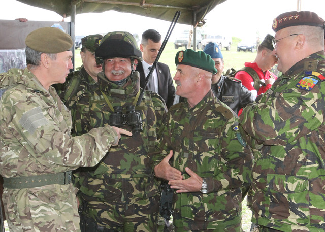 Generalul Nicolae Ciuca, seful Statului Major General, impreuna cu generalul Sir Nicholas Houghton, seful Statului Major Britanic al Apararii, i-au vizitat pe militarii Brigazii 2 Infanterie „Rovine”, care desfasoara activitati de instruire in cadrul exercitiului multinational „Scorpions Fury”, la Centrul de instruire pentru Lupta al Fortelor Terestre „Getica” din Cincu

Foto Eugen Mihai

