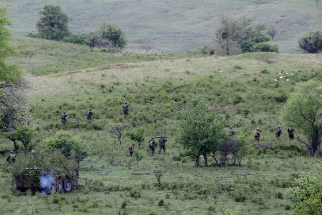 Generalul Nicolae Ciuca, seful Statului Major General, impreuna cu generalul Sir Nicholas Houghton, seful Statului Major Britanic al Apararii, i-au vizitat pe militarii Brigazii 2 Infanterie „Rovine”, care desfasoara activitati de instruire in cadrul exercitiului multinational „Scorpions Fury”, la Centrul de instruire pentru Lupta al Fortelor Terestre „Getica” din Cincu

Foto Cristian Surugiu
