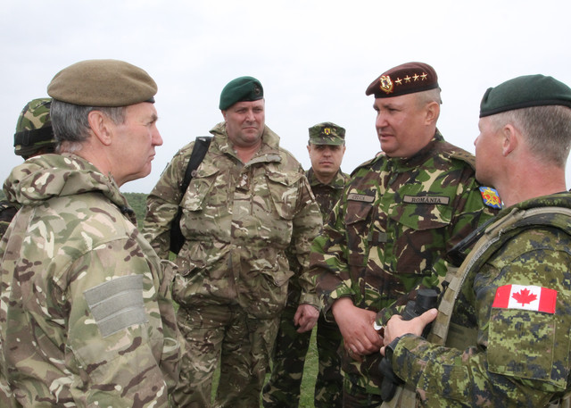 Generalul Nicolae Ciuca, seful Statului Major General, impreuna cu generalul Sir Nicholas Houghton, seful Statului Major Britanic al Apararii, i-au vizitat pe militarii Brigazii 2 Infanterie „Rovine”, care desfasoara activitati de instruire in cadrul exercitiului multinational „Scorpions Fury”, la Centrul de instruire pentru Lupta al Fortelor Terestre „Getica” din Cincu

Foto Eugen Mihai


