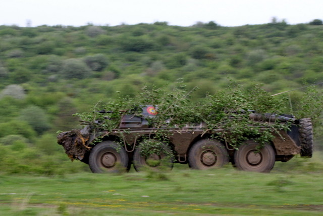 Generalul Nicolae Ciuca, seful Statului Major General, impreuna cu generalul Sir Nicholas Houghton, seful Statului Major Britanic al Apararii, i-au vizitat pe militarii Brigazii 2 Infanterie „Rovine”, care desfasoara activitati de instruire in cadrul exercitiului multinational „Scorpions Fury”, la Centrul de instruire pentru Lupta al Fortelor Terestre „Getica” din Cincu

Foto Cristian Surugiu

