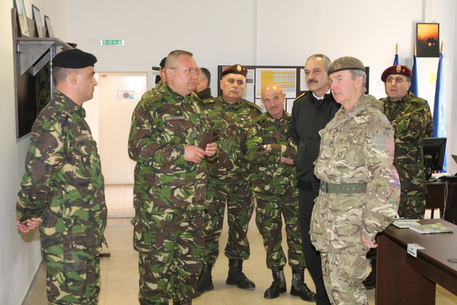 Generalul Nicolae Ciuca, seful Statului Major General, impreuna cu generalul Sir Nicholas Houghton, seful Statului Major Britanic al Apararii, i-au vizitat pe militarii Brigazii 2 Infanterie „Rovine”, care desfasoara activitati de instruire in cadrul exercitiului multinational „Scorpions Fury”, la Centrul de instruire pentru Lupta al Fortelor Terestre „Getica” din Cincu

Foto Eugen Mihai

