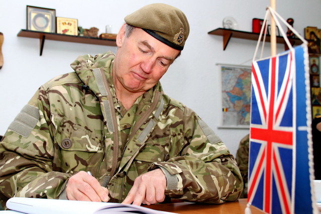 Generalul Nicolae Ciuca, seful Statului Major General, impreuna cu generalul Sir Nicholas Houghton, seful Statului Major Britanic al Apararii, au vizitat facilitațile de instruire ale Centrului de instruire pentru Lupta al Fortelor Terestre „Getica” din Cincu

Foto Cristian Surugiu
