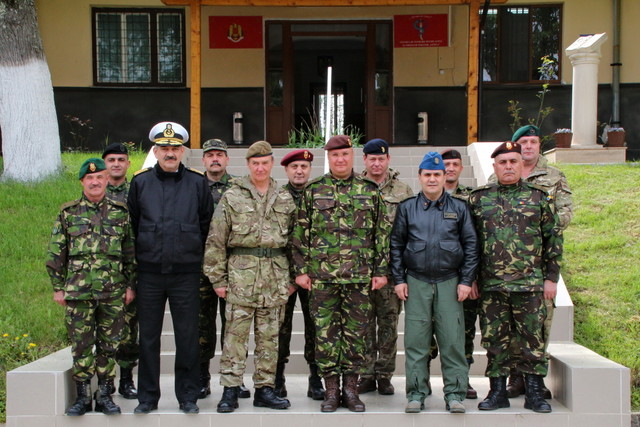 Generalul Nicolae Ciuca, seful Statului Major General, impreuna cu generalul Sir Nicholas Houghton, seful Statului Major Britanic al Apararii, au vizitat facilitațile de instruire ale Centrului de instruire pentru Lupta al Fortelor Terestre „Getica” din Cincu

Foto Cristian Surugiu
