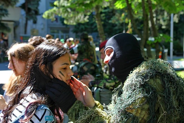 Armata – o scoala altfel” la Statul Major al Fortelor Terestre
Vineri, 22 aprilie, in cadrul programului „Armata – o scoala altfel”, la sediul SMFT, a fost prezentata o expozitie de echipamente, armament si tehnica militara folosite atat in cadrul activitatilor curente de instruire, cat si in misiunile din teatrele de operatii, exercitii demonstrative de interventie a specialistilor EOD, de supravietuire si de cercetare.

Foto: Nicusor Comanescu
