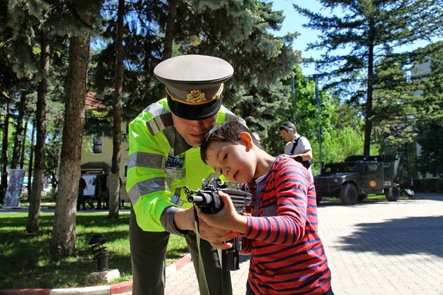 Armata – o scoala altfel” la Statul Major al Fortelor Terestre
Vineri, 22 aprilie, in cadrul programului „Armata – o scoala altfel”, la sediul SMFT, a fost prezentata o expozitie de echipamente, armament si tehnica militara folosite atat in cadrul activitatilor curente de instruire, cat si in misiunile din teatrele de operatii, exercitii demonstrative de interventie a specialistilor EOD, de supravietuire si de cercetare.

Foto: Nicusor Comanescu
