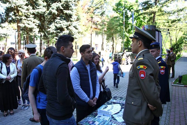 Armata – o scoala altfel” la Statul Major al Fortelor Terestre
Vineri, 22 aprilie, in cadrul programului „Armata – o scoala altfel”, la sediul SMFT, a fost prezentata o expozitie de echipamente, armament si tehnica militara folosite atat in cadrul activitatilor curente de instruire, cat si in misiunile din teatrele de operatii, exercitii demonstrative de interventie a specialistilor EOD, de supravietuire si de cercetare.

Foto: Nicusor Comanescu
