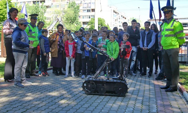 Armata – o scoala altfel” la Statul Major al Fortelor Terestre
Vineri, 22 aprilie, in cadrul programului „Armata – o scoala altfel”, la sediul SMFT, a fost prezentata o expozitie de echipamente, armament si tehnica militara folosite atat in cadrul activitatilor curente de instruire, cat si in misiunile din teatrele de operatii, exercitii demonstrative de interventie a specialistilor EOD, de supravietuire si de cercetare.

Foto: Nicusor Comanescu
