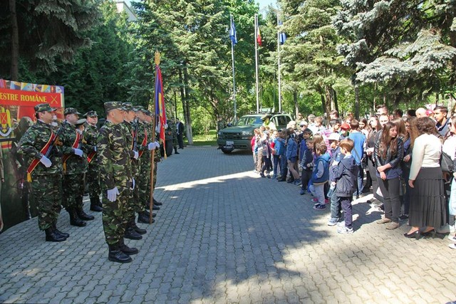 Armata – o scoala altfel” la Statul Major al Fortelor Terestre
Vineri, 22 aprilie, in cadrul programului „Armata – o scoala altfel”, la sediul SMFT, a fost prezentata o expozitie de echipamente, armament si tehnica militara folosite atat in cadrul activitatilor curente de instruire, cat si in misiunile din teatrele de operatii, exercitii demonstrative de interventie a specialistilor EOD, de supravietuire si de cercetare.

Foto: Nicusor Comanescu
