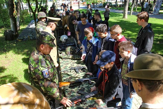 Armata – o scoala altfel” la Statul Major al Fortelor Terestre
Vineri, 22 aprilie, in cadrul programului „Armata – o scoala altfel”, la sediul SMFT, a fost prezentata o expozitie de echipamente, armament si tehnica militara folosite atat in cadrul activitatilor curente de instruire, cat si in misiunile din teatrele de operatii, exercitii demonstrative de interventie a specialistilor EOD, de supravietuire si de cercetare.

Foto: Nicusor Comanescu
