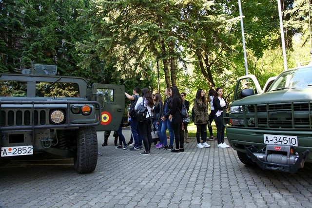 Armata – o scoala altfel” la Statul Major al Fortelor Terestre
Vineri, 22 aprilie, in cadrul programului „Armata – o scoala altfel”, la sediul SMFT, a fost prezentata o expozitie de echipamente, armament si tehnica militara folosite atat in cadrul activitatilor curente de instruire, cat si in misiunile din teatrele de operatii, exercitii demonstrative de interventie a specialistilor EOD, de supravietuire si de cercetare.

Foto: Nicusor Comanescu
