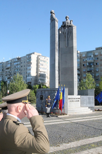 Festivitatea depunerii de coroane de flori la Monumentul Eroilor Cazuți in Teatrele de Operații cu ocazia Zilei Forțelor Terestre

Foto: Eugen Mihai
